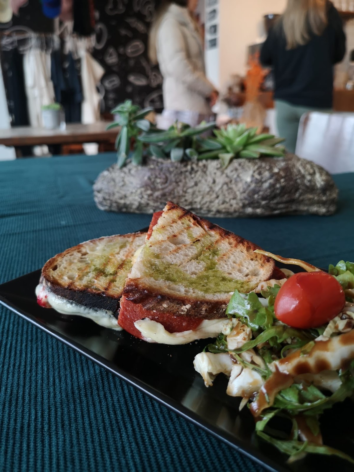 Innenbereich mit Sitzplätzen im Cafe Sugar Mama