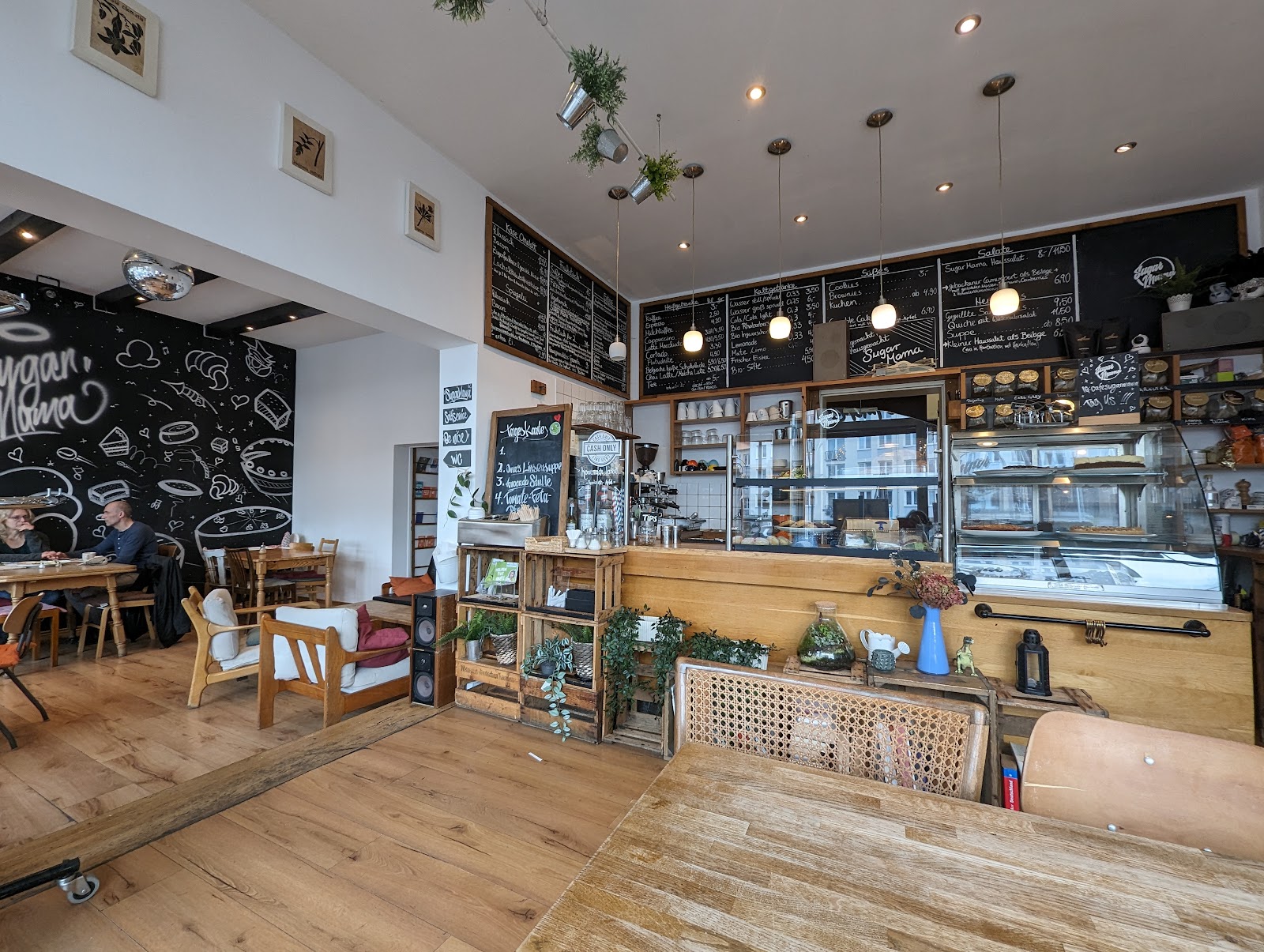 Kaffee und Kuchen auf einem Holztisch