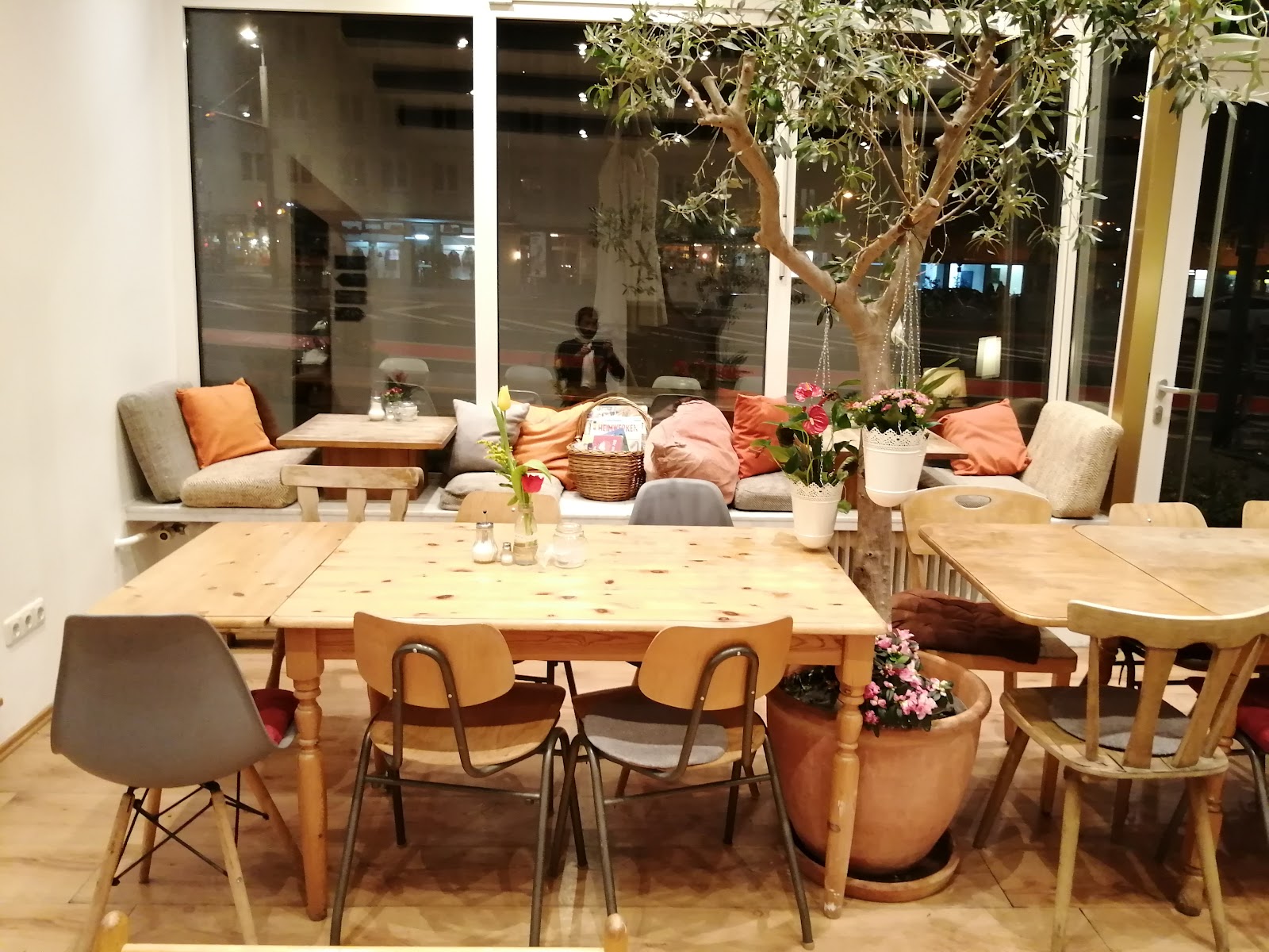 Kuchenvitrine mit hausgemachten Torten